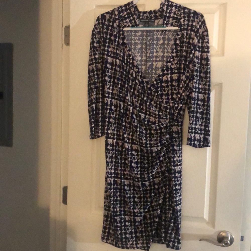 Beautiful wrap dress! 💙🖤🤍